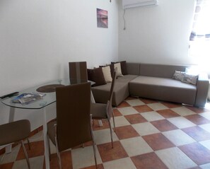 Apartment, Mehrere Betten | Wohnzimmer | Fernseher