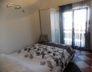 Departamento, varias camas | Espacio para trabajar con laptop, wifi gratis y ropa de cama 