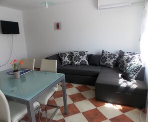 Apartment, Mehrere Betten | Wohnzimmer | Fernseher