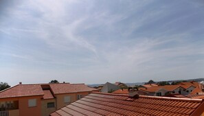 A residential area with red-tiled roofs and houses with balconies. - Apartments Lalić (Vir)