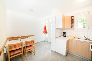 Departamento, varias camas | Cocina privada | Horno, parrilla de estufa y utensilios de cocina 