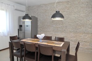 Villa, plusieurs lits | Cuisine privée | Plaque de cuisson, lave-vaisselle