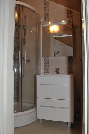 Villa, Multiple Beds | Bathroom | Shower, deep-soaking bathtub
