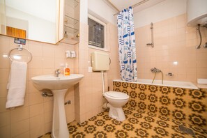 Apartment, 1 Double Bed with Sofa bed | Bathroom | Shampoo - Apartments Jako (Marina)