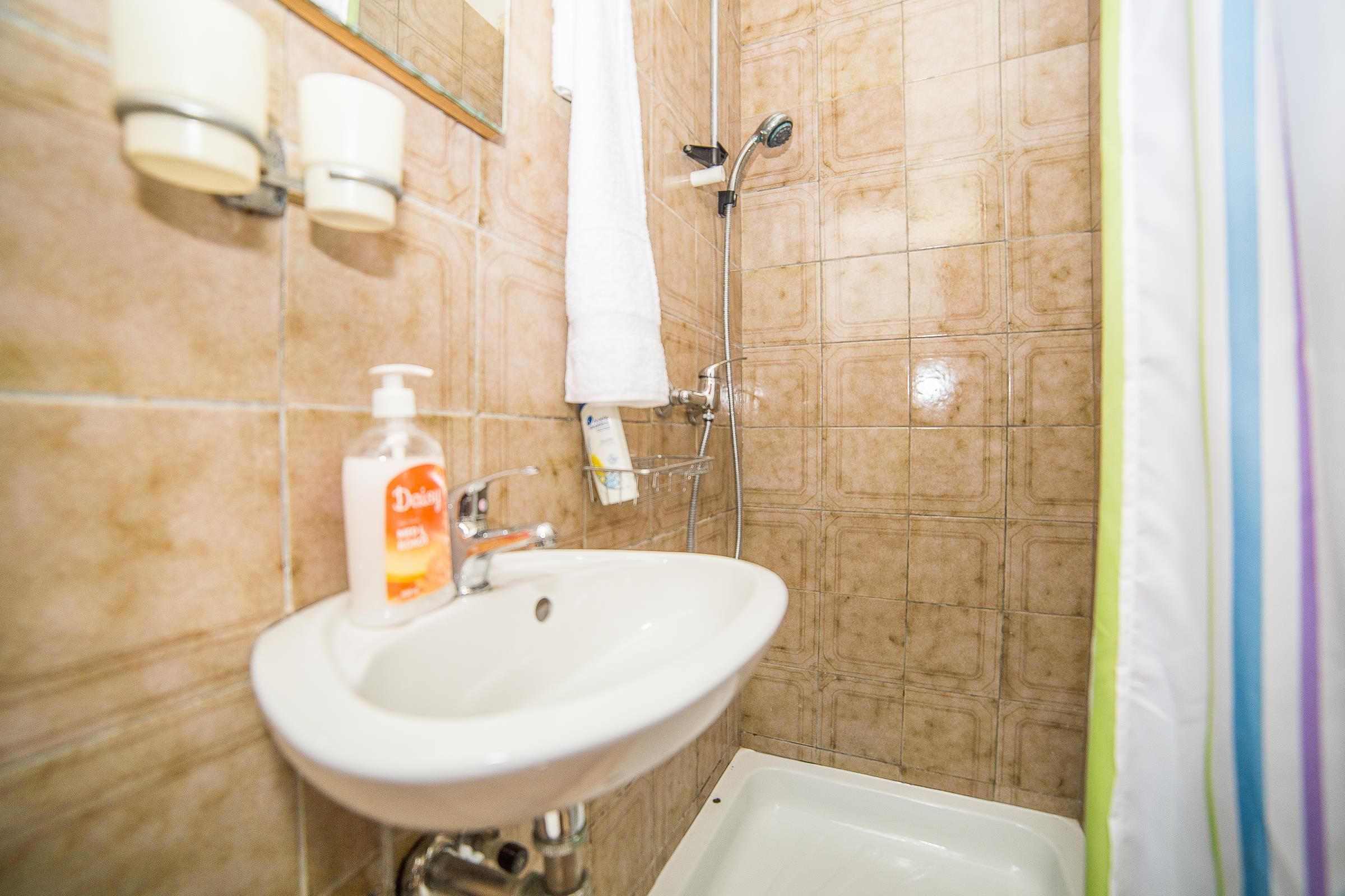 Ein Badezimmer mit Waschbecken, Dusche und Badewanne.