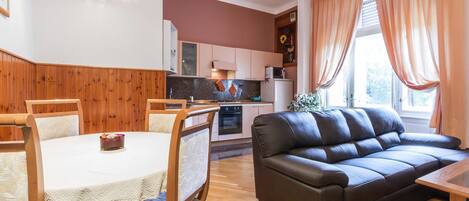 Apartament, diversos llits | Cuina privada | Forn, placa de cuina i utensilis de cuina, vaixella i coberteria