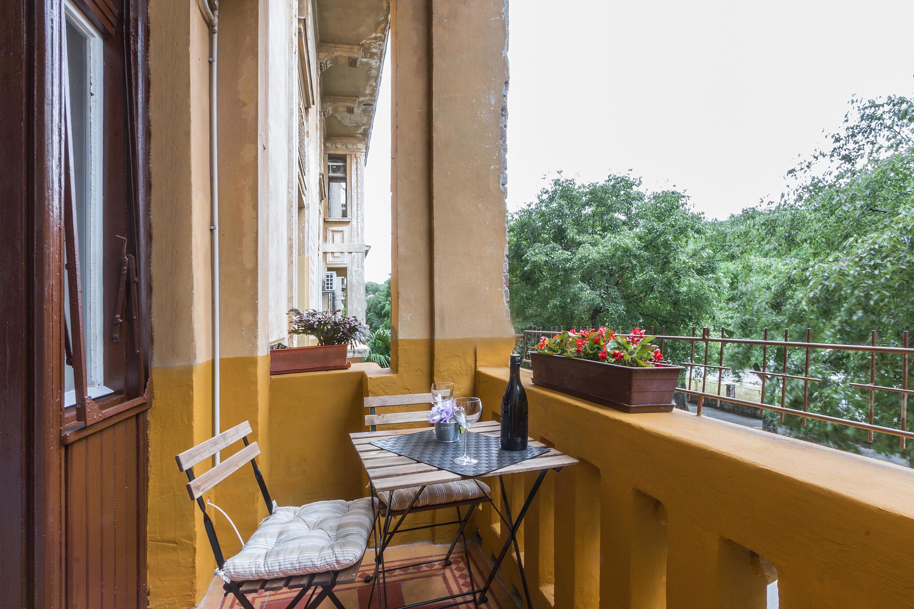 Apartamento, varias camas | Balcón