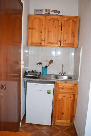 Fridge, stovetop, electric kettle, cookware/dishes/utensils
