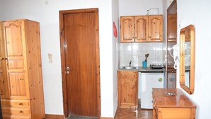 Fridge, stovetop, electric kettle, cookware/dishes/utensils - Sunset Bay Studios (Corfu)