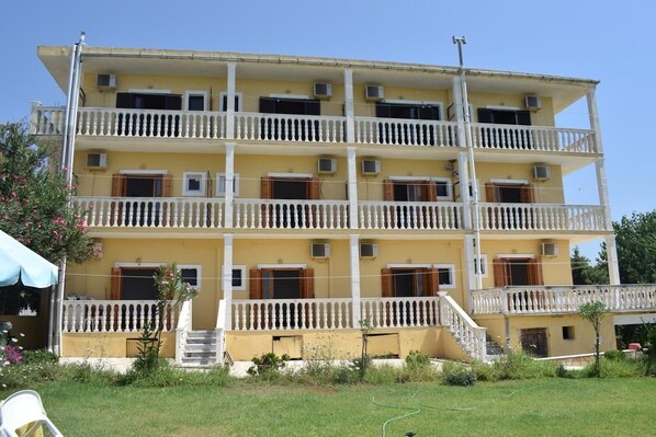 Front of property - Sunset Bay Studios (Corfu)