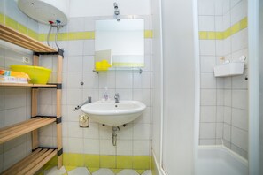 Apartment, Multiple Beds | Bathroom