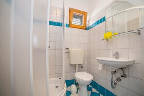 Apartment, Mehrere Betten | Badezimmer
