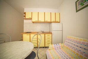 Apartment, Multiple Beds | Private kitchen | Stovetop, cookware/dishes/utensils