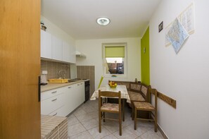 Appartement, 2 lits doubles | Cuisine privée | Micro-ondes, plaque de cuisson, cafetière/bouilloire