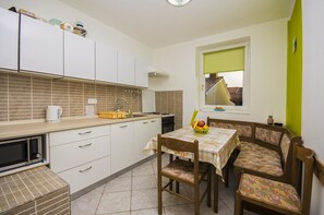 Apartment, 2 Doppelbetten | Eigene Küche | Mikrowelle, Herdplatte, Wasserkocher mit Kaffee-/Teezubehör