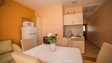 Bếp riêng | Bếp nấu, dụng cụ nấu nướng/bát dĩa/dao nĩa