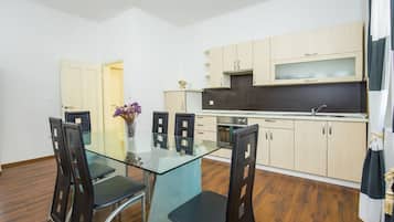 Stovetop, cookware/dishes/utensils