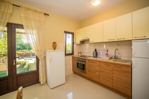 Apartment, Multiple Beds | Private kitchen | Stovetop, cookware/dishes/utensils