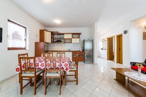 Stovetop, dishwasher, cookware/dishes/utensils - Apartments Pleadin / Three Bedroom A3 (Rogoznica)