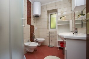 Appartement, plusieurs lits | Salle de bain | Douche