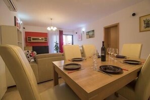 Appartamento, letti multipli | Cucina privata | Piano cottura, lavastoviglie, pentole/stoviglie/utensili