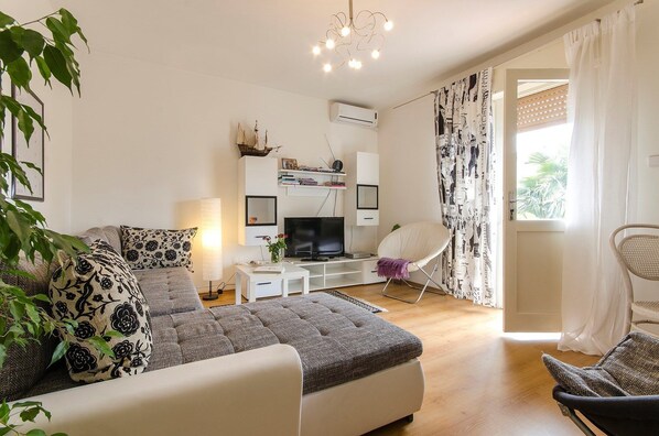 Apartment, Multiple Beds | Living room