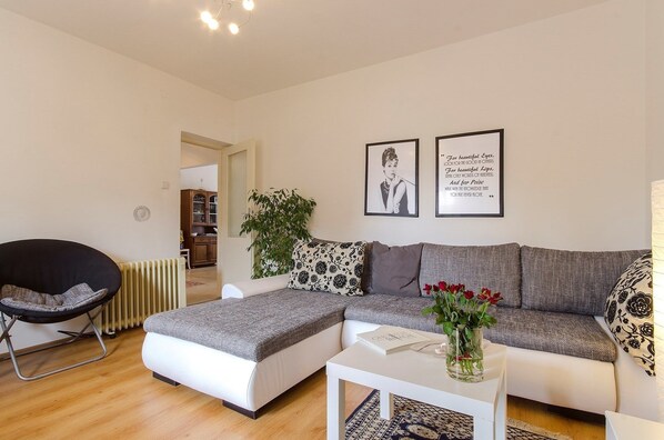 Apartment, Mehrere Betten | Wohnzimmer | Fernseher