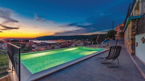 Maison, plusieurs lits | Piscine