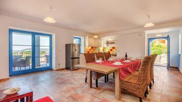 Ferienhaus, Mehrere Betten | Eigene Küche | Herdplatte, Geschirrspüler, Kochgeschirr/Geschirr/Besteck