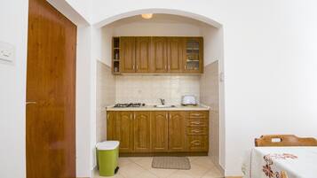 Apartment, Multiple Beds | Private kitchen | Stovetop, cookware/dishes/utensils