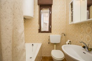 Apartment, Multiple Beds | Bathroom | Deep-soaking bathtub