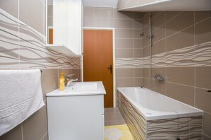 Lejlighed - 2 dobbeltsenge | Faciliteter på badeværelset | Dybe badekar