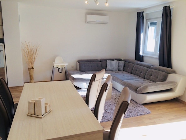 Appartement, Plusieurs lits | Salle de séjour | Téléviseur, lecteur de DVD