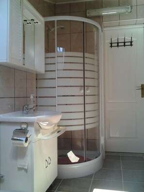 Apartament, 2 llits dobles | Bany | Dutxa 