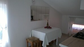 Lejlighed - 2 dobbeltsenge | Privat køkken | Kogeplade, køkkentøj/tallerkener/redskaber