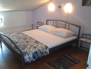 Apartament, 2 llits dobles | Cuina privada | Placa de cuina i utensilis de cuina, vaixella i coberteria 