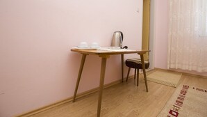 A small room with a wooden table, a chair, and a kettle. - Rooms Anđela Banjol (Rab)