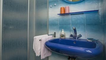 Chambre, plusieurs lits | Salle de bain | Douche