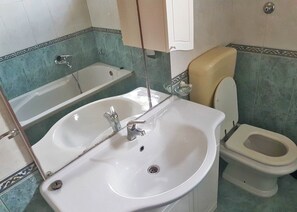 Apartamento, várias camas | Banheiro | Banheira de imersão 