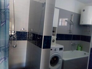 Casa, varias camas | Amenidades de baño | Regadera y tina profunda 
