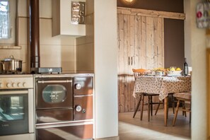 Casa, varias camas | Cocina privada | Parrilla de estufa, lavavajillas y utensilios de cocina 