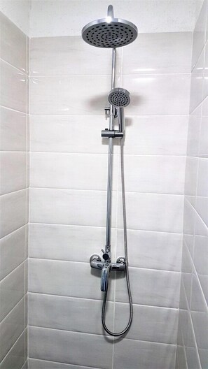 Apartment, Mehrere Betten | Dusche im Bad