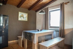 Apartment, Multiple Beds | Private kitchen | Stovetop, cookware/dishes/utensils