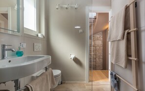 Huoneisto, useita sänkyjä | Kylpyhuone | Suihku