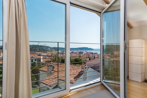 Huoneisto, useita sänkyjä | Näkymä rannalle/valtamerelle