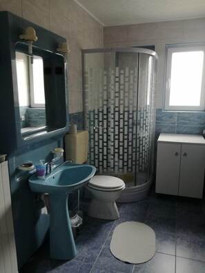 Appartamento, letti multipli | Bagno | Doccia