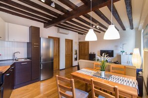 Placa de cocina, lavavajillas, utensilios de cocina