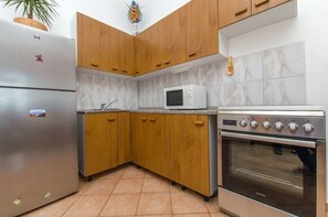 Apartment, Multiple Beds | Private kitchen | Stovetop, cookware/dishes/utensils
