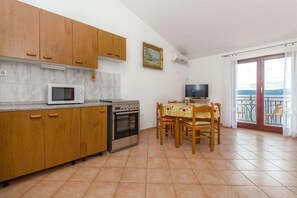 Appartement, plusieurs lits | Cuisine privée | Plaque de cuisson, batterie de cuisine, vaisselle et ustensiles