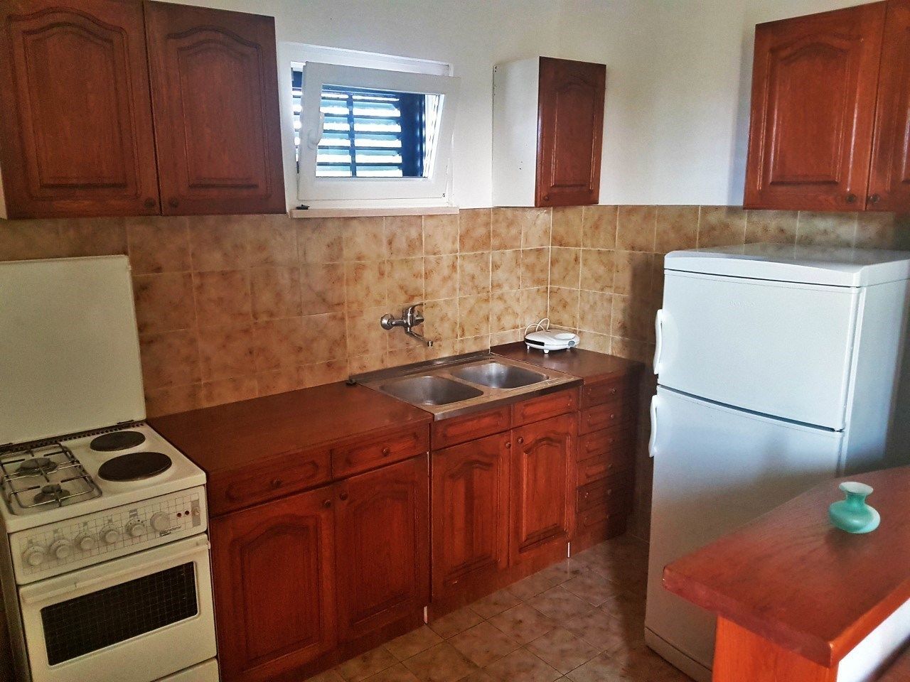 Apartment, Multiple Beds | Private kitchen | Stovetop